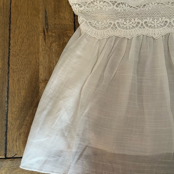 Rebellion White Lace V-Neck Top - Picture 5 of 8